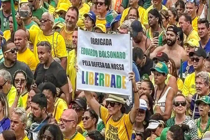 Articulações Políticas em Escala Global: Não é Crime, Nem Traição