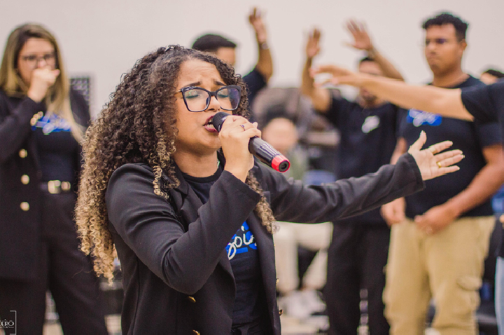Como a Resiliência Transformou a Voz de Beatriz Alves em Fenômeno e Destaque no Cenário Gospel
