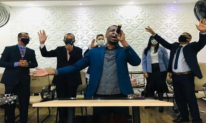 Do Palco da Revolta à Voz da Renúncia