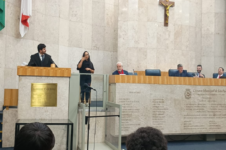 Jurista Rodrigo Sayeg recebe a Medalha Anchieta e o Diploma de Gratidão em sessão solene na Câmera de São Paulo