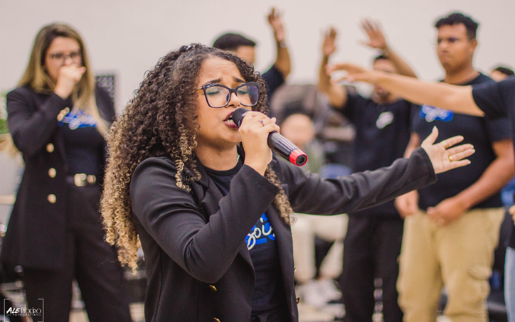Como a Resiliência Transformou a Voz de Beatriz Alves em Fenômeno e Destaque no Cenário Gospel