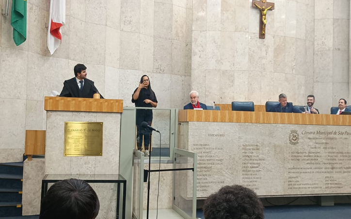 Jurista Rodrigo Sayeg recebe a Medalha Anchieta e o Diploma de Gratidão em sessão solene na Câmera de São Paulo